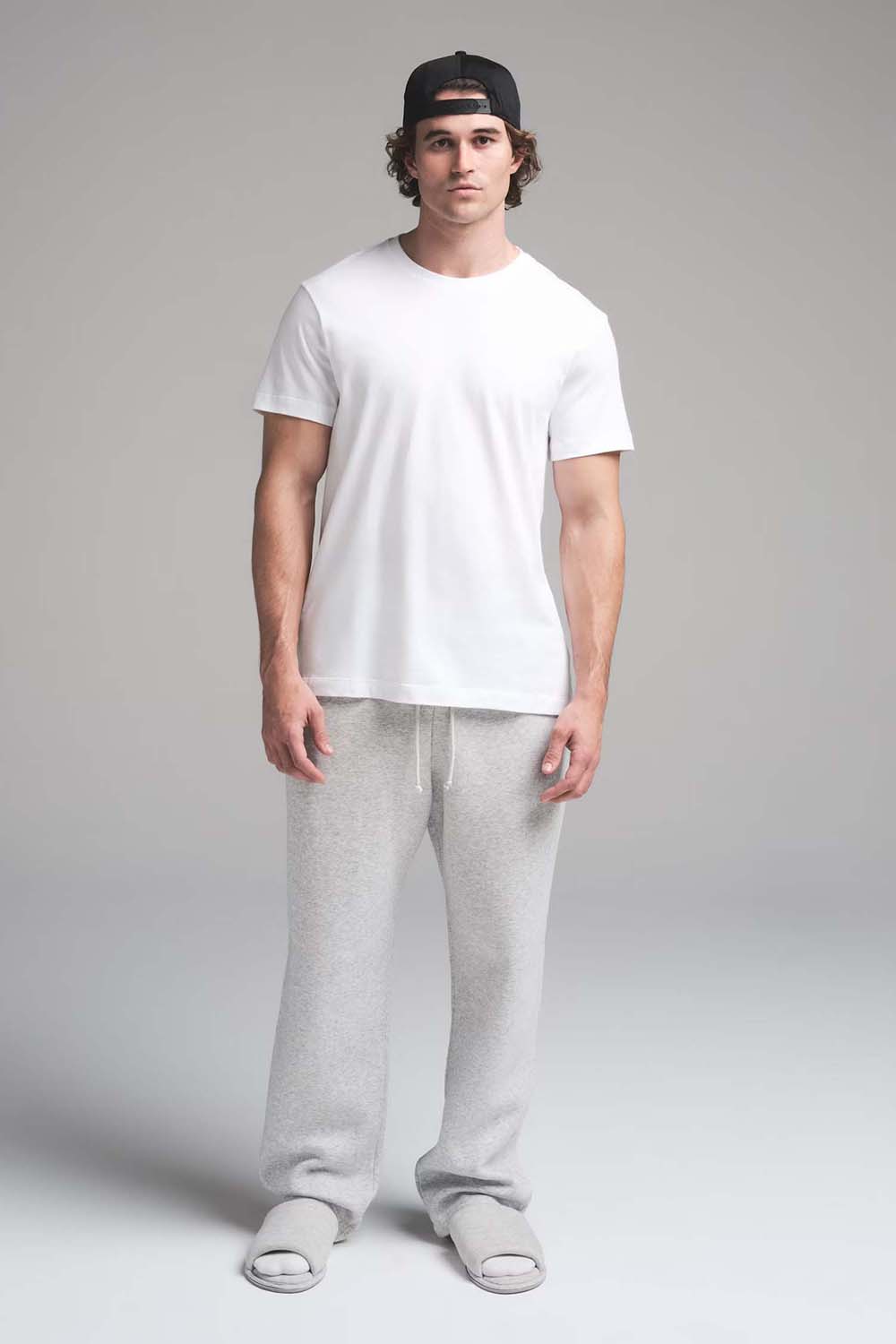 תמונת כל הלוק של T-SHIRT